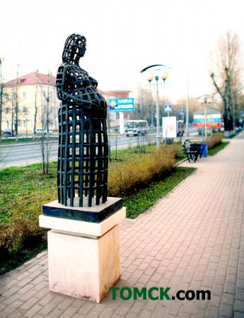 Памятник беременной женщине
